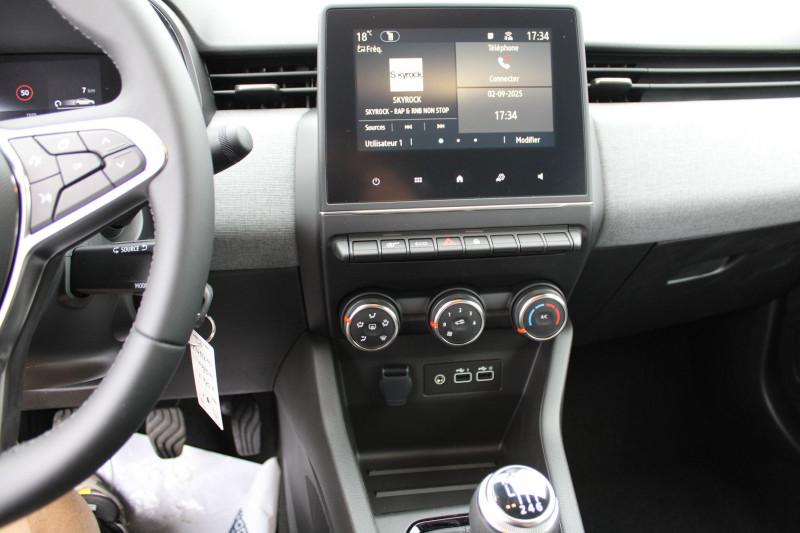 Photo 11 de l'offre de RENAULT CLIO VI EVOLUTION DIESEL BLUEDCI 100 CV BOITE 6V CAMÃRA USB GPS LINK BLUETOOTH FULL LEDS à 20900€ chez Bougel transactions