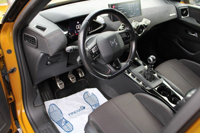 Photo 8 de l'offre de DS DS3 CROSSBACK PERFORMANCE LINE BLUE HDI 100 CV GPS 3D CAMÃRA MP3 USB JA 18 I-COKPIT RÃGULATEUR à 13990€ chez Bougel transactions