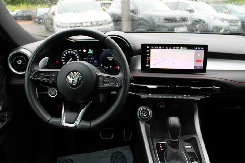 Photo 15 de l'offre de ALFA ROMEO TONALE 1L5 HYBRID 160 TRIBUTO ITALIANO AT7 CAMÃRA GRAND GPS CUIR FULL LEDS JA 20 ABS à 31500€ chez Bougel transactions