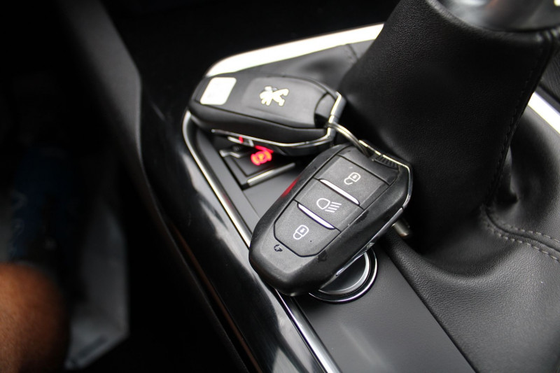 Photo 15 de l'offre de PEUGEOT 3008 III 1L6 HDI 120 CV ALLURE GPS 3D CAMÃRA I-COKPIT TOIT PANO JA 18 USB MP3 RÃGULATEUR à 15900€ chez Bougel transactions