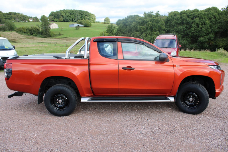 Photo 2 de l'offre de MITSUBISHI L200 III 2L2 DI-D 150 CV "4X4" CLIM USB VT ATTELAGE MARCHE PIEDS BLOCAGE RIDEAU DE BENNNE à 24990€ chez Bougel transactions