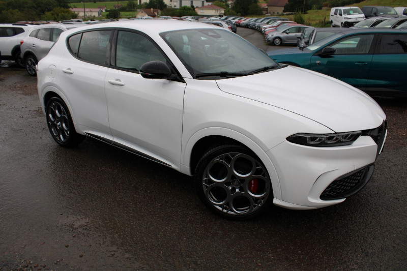 Photo 2 de l'offre de ALFA ROMEO TONALE 1L5 HYBRID 160 TRIBUTO ITALIANO AT7 CAMÃRA GRAND GPS CUIR FULL LEDS JA 20 ABS à 31500€ chez Bougel transactions