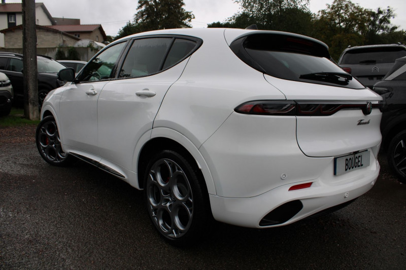 Photo 4 de l'offre de ALFA ROMEO TONALE 1L5 HYBRID 160 TRIBUTO ITALIANO AT7 CAMÃRA GRAND GPS CUIR FULL LEDS JA 20 ABS à 31500€ chez Bougel transactions