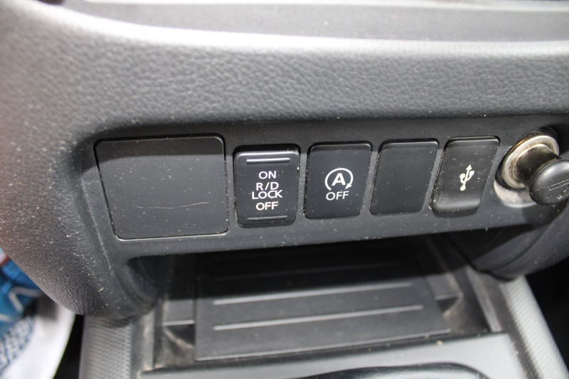 Photo 13 de l'offre de MITSUBISHI L200 III 2L2 DI-D 150 CV "4X4" CLIM USB VT ATTELAGE MARCHE PIEDS BLOCAGE RIDEAU DE BENNNE à 24990€ chez Bougel transactions