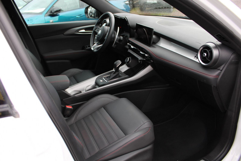 Photo 9 de l'offre de ALFA ROMEO TONALE 1L5 HYBRID 160 TRIBUTO ITALIANO AT7 CAMÃRA GRAND GPS CUIR FULL LEDS JA 20 ABS à 31500€ chez Bougel transactions