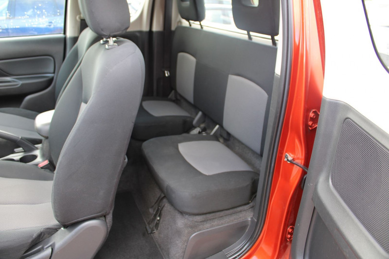 Photo 6 de l'offre de MITSUBISHI L200 III 2L2 DI-D 150 CV "4X4" CLIM USB VT ATTELAGE MARCHE PIEDS BLOCAGE RIDEAU DE BENNNE à 24990€ chez Bougel transactions