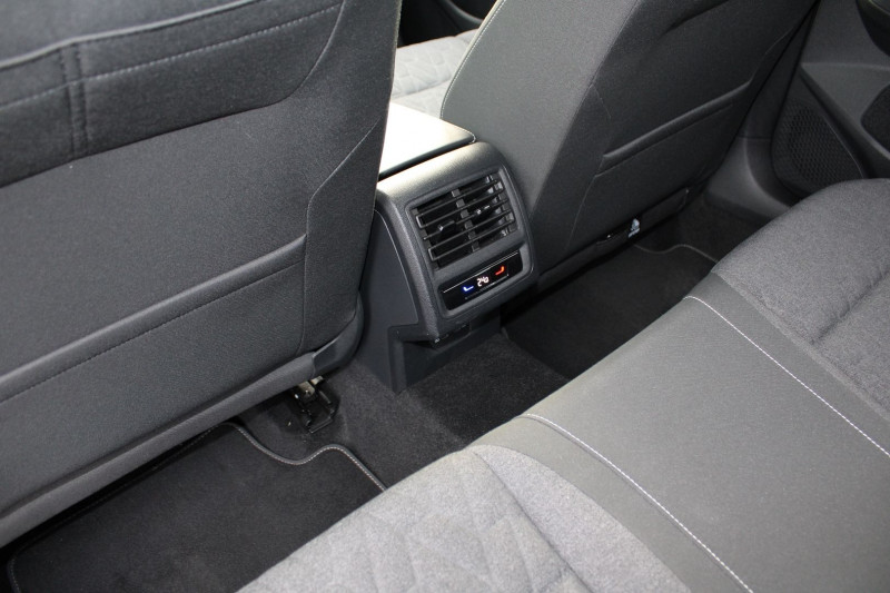 Photo 9 de l'offre de VOLKSWAGEN GOLF 8 MOVE 2L TDI 115 CV GPS 3D CAMÃRA PACK HIVER JA 16 I-COKPIT FULL LED RÃGULATEUR à 26990€ chez Bougel transactions