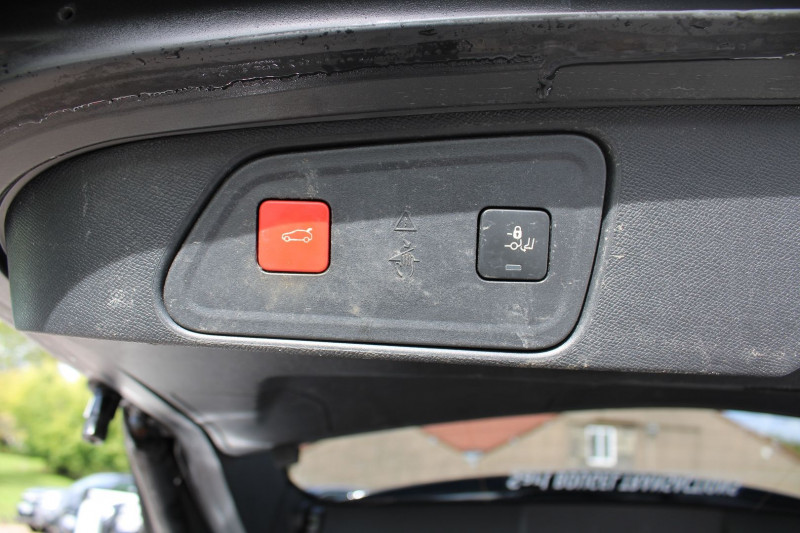 Photo 11 de l'offre de PEUGEOT 3008 III 1L5 BLUEHDI 130 CV GT LINE SPORT BICOLOR TOIT PANO FULL LEDS CAMÃRA 360  GPS 3D à 18900€ chez Bougel transactions