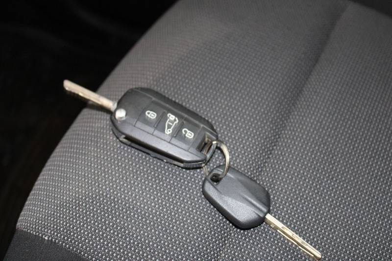 Photo 14 de l'offre de PEUGEOT PARTNER 4 AFFAIRE BLUE HDI 100 CV PREMIUM CLIM GPS 3D CAMÃRA BLUETOOTH ATTELAGE RÃGULATEUR à 12500€ chez Bougel transactions