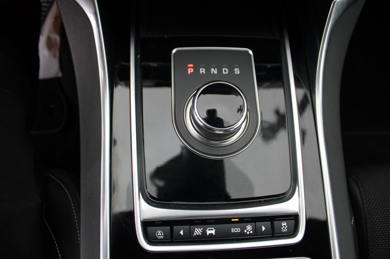 Photo 14 de l'offre de JAGUAR XE 2.0D 180CH R-SPORT à 16500€ chez Bougel transactions