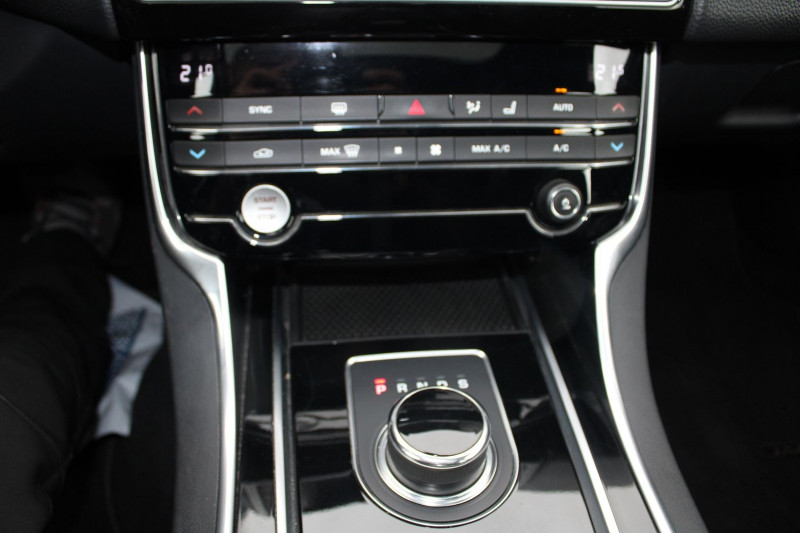 Photo 18 de l'offre de JAGUAR XE 2.0D 180CH R-SPORT à 16500€ chez Bougel transactions