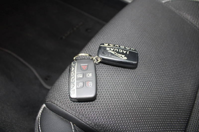 Photo 15 de l'offre de JAGUAR XE 2.0D 180CH R-SPORT à 16500€ chez Bougel transactions