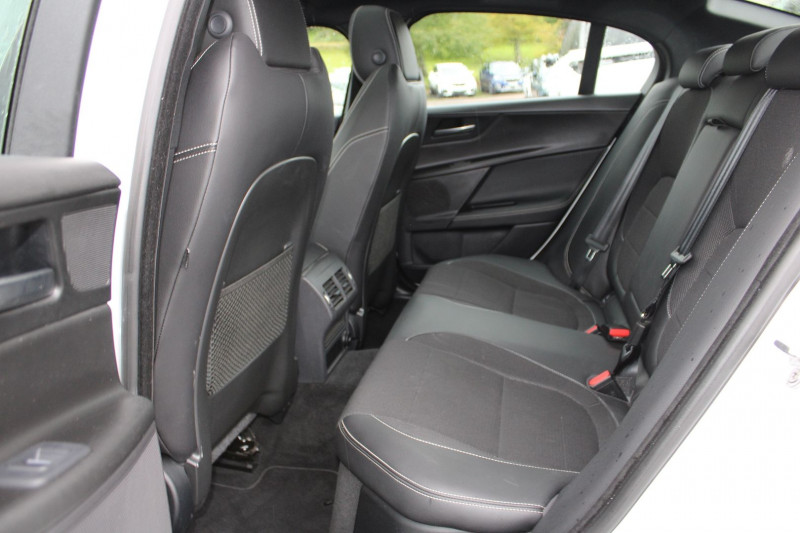 Photo 8 de l'offre de JAGUAR XE 2.0D 180CH R-SPORT à 16500€ chez Bougel transactions