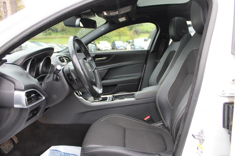Photo 7 de l'offre de JAGUAR XE 2.0D 180CH R-SPORT à 16500€ chez Bougel transactions