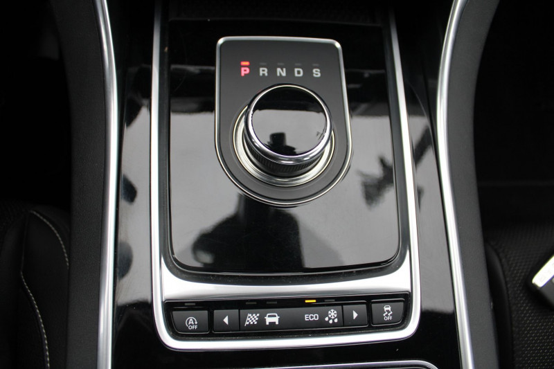 Photo 19 de l'offre de JAGUAR XE 2.0D 180CH R-SPORT à 16500€ chez Bougel transactions