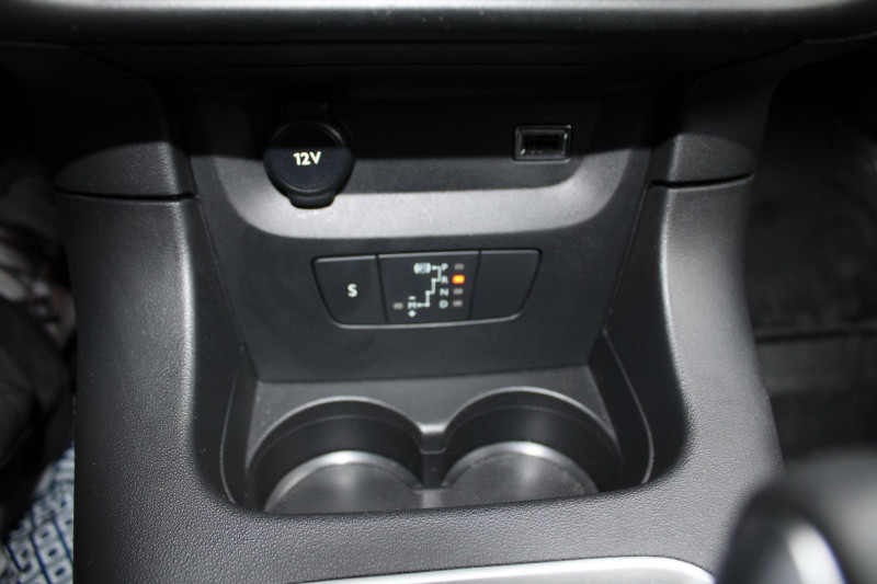 Photo 14 de l'offre de CITROEN C3 PHASE 4 SHINE 110 CV  GPS 3D CAMÃRA JA 16 AUDIO USB FULL LED RÃGULATEUR BOITE AUTO EAT-6 à 14500€ chez Bougel transactions