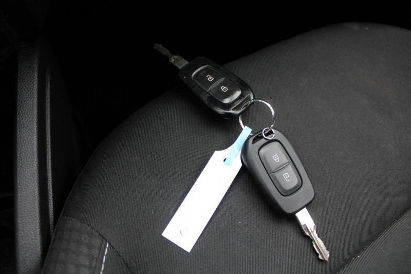 Photo 15 de l'offre de DACIA DUSTER III 1L5 BLUEDCI 115 CONFORT BOITE 6V CAMÃRA GPS 3D USB BLUETOOTH RÃGULATEUR CLIM ABS à 15200€ chez Bougel transactions