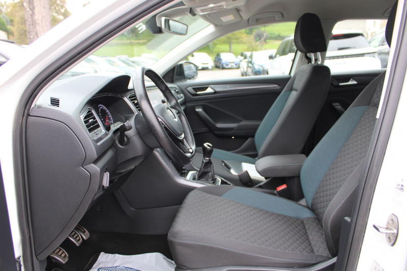 Photo 9 de l'offre de VOLKSWAGEN T-ROC IQ.DRIVE TDI 115 CV GPS 3D CLIM CAMÃRA USB PACK HIVER JA 17 BLUETOOTH RÃGULATEUR à 15900€ chez Bougel transactions