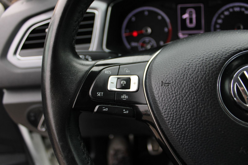 Photo 12 de l'offre de VOLKSWAGEN T-ROC IQ.DRIVE TDI 115 CV GPS 3D CLIM CAMÃRA USB PACK HIVER JA 17 BLUETOOTH RÃGULATEUR à 15900€ chez Bougel transactions