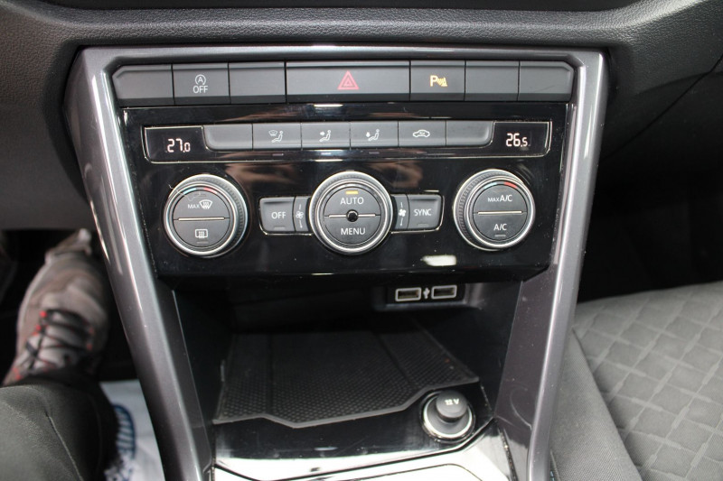 Photo 16 de l'offre de VOLKSWAGEN T-ROC IQ.DRIVE TDI 115 CV GPS 3D CLIM CAMÃRA USB PACK HIVER JA 17 BLUETOOTH RÃGULATEUR à 15900€ chez Bougel transactions