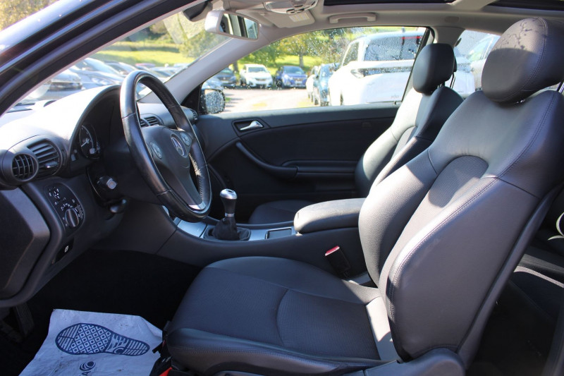 Photo 8 de l'offre de MERCEDES CLC COUPE SPORT 1L6 ESSENCE 130 CV GPS CLIM MP3 TOIT PANO JA 17 RADAR BLUETOOTH RÃGULATEUR à 11500€ chez Bougel transactions