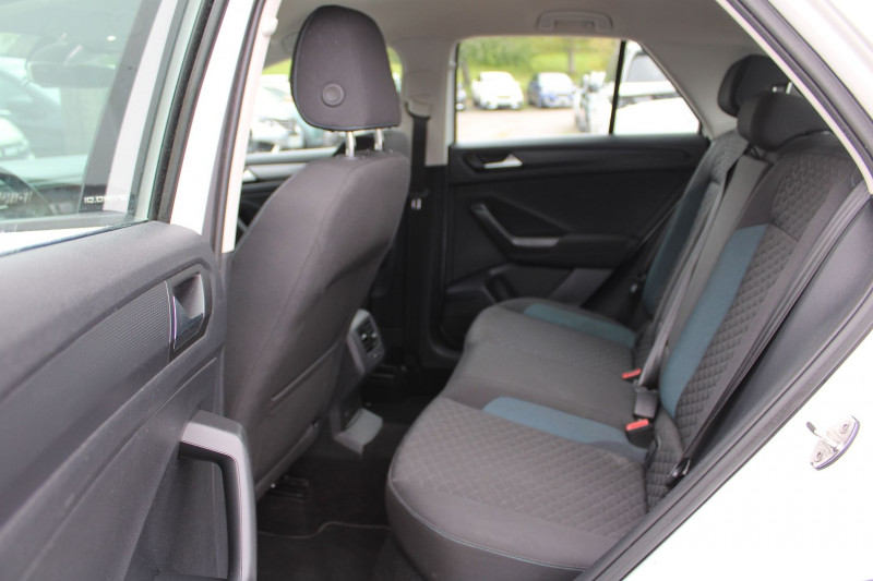 Photo 10 de l'offre de VOLKSWAGEN T-ROC IQ.DRIVE TDI 115 CV GPS 3D CLIM CAMÃRA USB PACK HIVER JA 17 BLUETOOTH RÃGULATEUR à 15900€ chez Bougel transactions