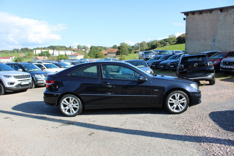 Photo 5 de l'offre de MERCEDES CLC COUPE SPORT 1L6 ESSENCE 130 CV GPS CLIM MP3 TOIT PANO JA 17 RADAR BLUETOOTH RÃGULATEUR à 11500€ chez Bougel transactions
