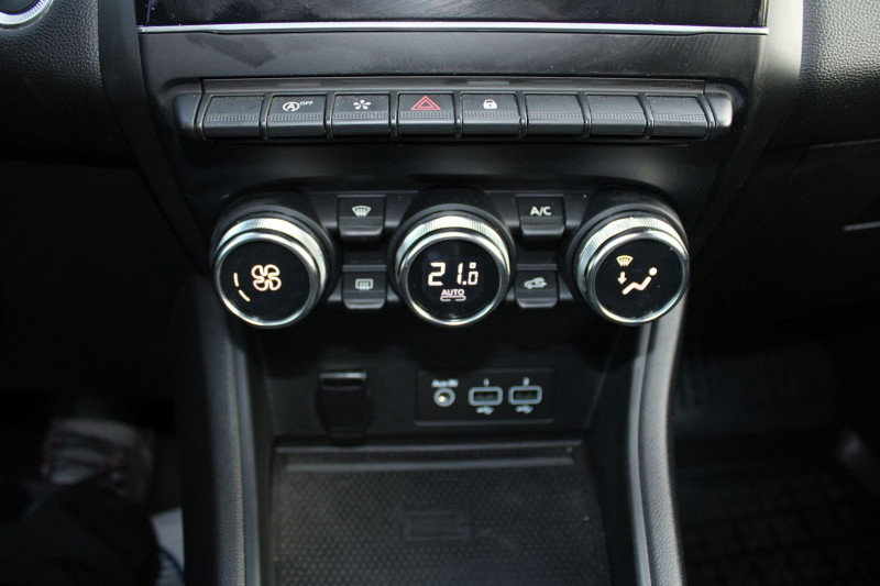 Photo 15 de l'offre de RENAULT CAPTUR 4 TCE 160 CV TECHNO HYBRIDE GPS 3D CAMÃRA USB JA 18 I-COKPIT FULL LED BOITE AUTO à 19990€ chez Bougel transactions
