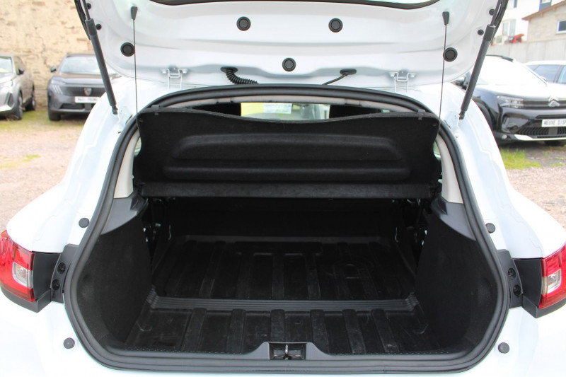 Photo 6 Renault CLIO 4 AFFAIRE 1L5 DCI AIR GPS MEDIANAV CLIM AUDIO MP3 USB RADAR BLUETOOTH RÃGULATEUR Diesel BLANC GLACIER en vente chez Bougel transactions Photo 6 de l'offre de RENAULT CLIO 4 AFFAIRE 1L5 DCI AIR GPS MEDIANAV CLIM AUDIO MP3 USB RADAR BLUETOOTH RÃGULATEUR à 8990€ chez Bougel transactions