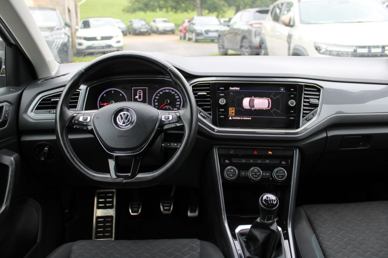 Photo 11 de l'offre de VOLKSWAGEN T-ROC IQ.DRIVE TDI 115 CV GPS 3D CLIM CAMÃRA USB PACK HIVER JA 17 BLUETOOTH RÃGULATEUR à 15900€ chez Bougel transactions