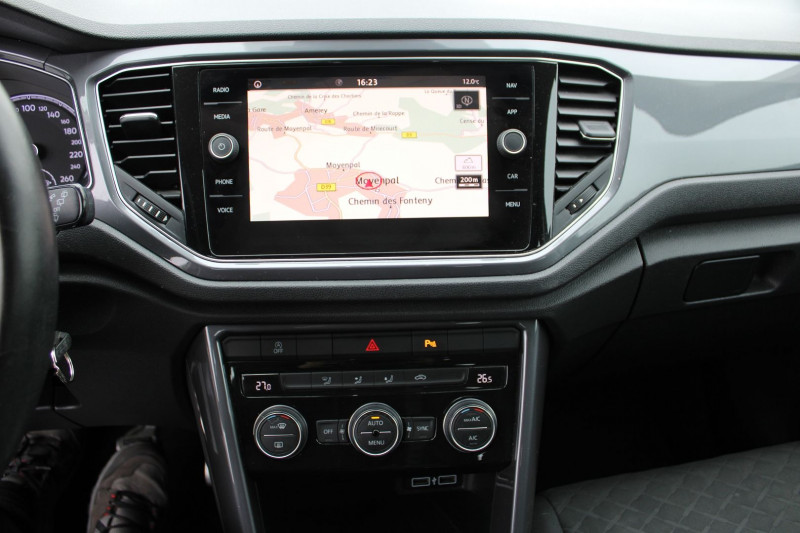 Photo 13 de l'offre de VOLKSWAGEN T-ROC IQ.DRIVE TDI 115 CV GPS 3D CLIM CAMÃRA USB PACK HIVER JA 17 BLUETOOTH RÃGULATEUR à 15900€ chez Bougel transactions
