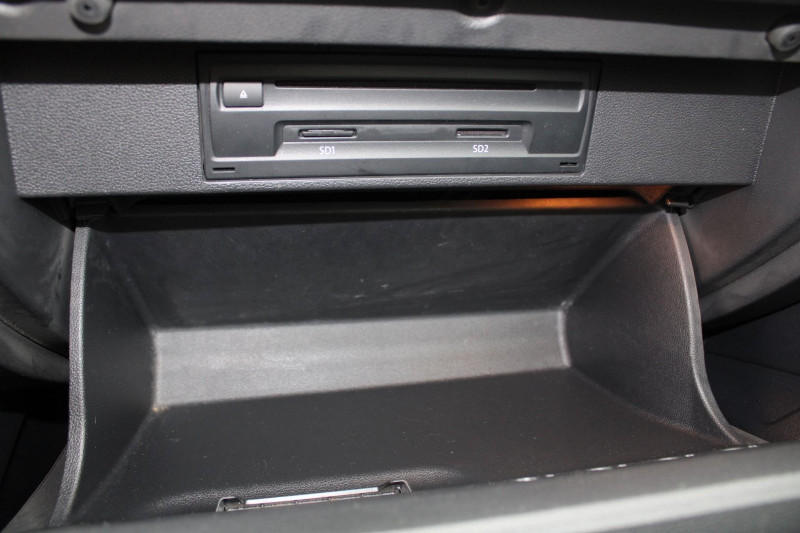 Photo 17 de l'offre de VOLKSWAGEN T-ROC IQ.DRIVE TDI 115 CV GPS 3D CLIM CAMÃRA USB PACK HIVER JA 17 BLUETOOTH RÃGULATEUR à 15900€ chez Bougel transactions