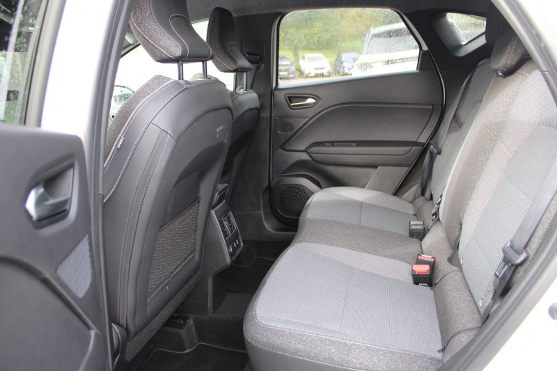 Photo 9 de l'offre de RENAULT CAPTUR 5 TCE 160 CV TECHNO HYBRIDE GPS 3D CAMÃRA USB JA 18 I-COKPIT FULL LED BOITE AUTO à 25990€ chez Bougel transactions