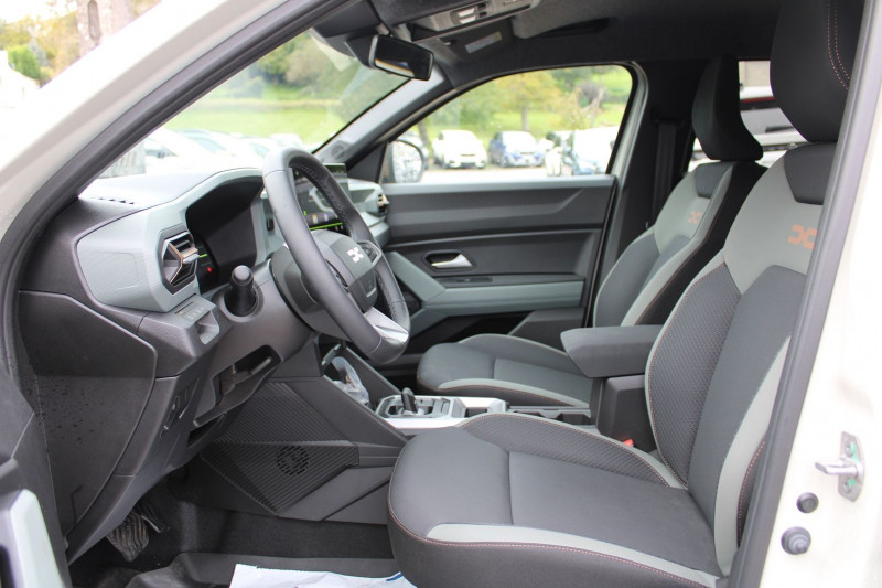 Photo 8 de l'offre de DACIA DUSTER VI EXTREME 140 CV HYBRIDE GPS 3D JA 18 CAMÃRA 360Â° USB I-COKPIT FULL LED BOITE AUTO à 27990€ chez Bougel transactions