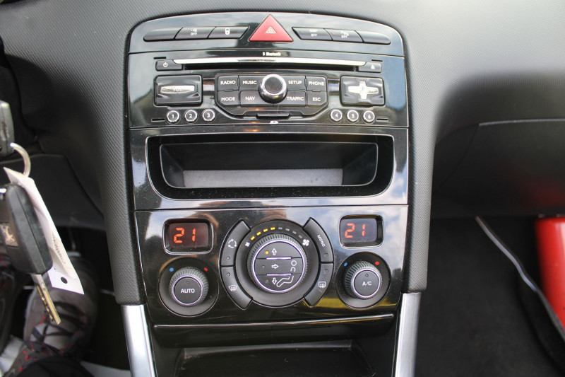 Photo 10 de l'offre de PEUGEOT 308 II CC COUPÃ 1L6 HDI 110 CABRIOLET SPORT BOITE 6V RÃGULATEUR BLUETOOTH GPS 3D  NACREÃ à 9800€ chez Bougel transactions