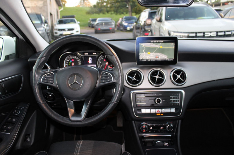 Photo 11 de l'offre de MERCEDES-BENZ GLA SENSATION 180 ESSENCE GPS 3D CAMÃRA USB JA 18 MI/CUIR FULL LED BOITE AUTO 7G-DCT à 18990€ chez Bougel transactions