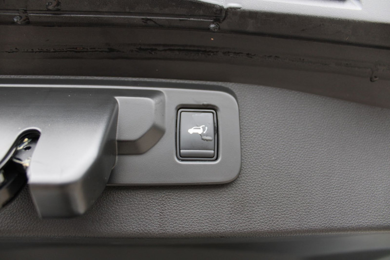 Photo 7 de l'offre de RENAULT SYMBIOZ I-CONIC 145 CV HYBRIDE GPS 3D CAMÃRA FULL LED USB PK ASSIST I-COKPIT BOITE AUTO à 30990€ chez Bougel transactions