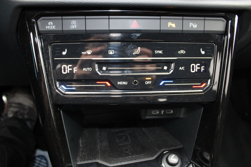 Photo 15 de l'offre de VOLKSWAGEN T-ROC 2L TDI 150 CV R-LINE GPS 3D CAMÃRA FULL LED ATTELAGE I-COKPIT USB BOITE AUTO DSG à 33900€ chez Bougel transactions