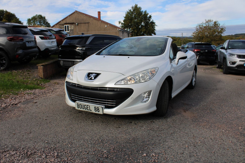 Photo 4 de l'offre de PEUGEOT 308 II CC COUPÃ 1L6 HDI 110 CABRIOLET SPORT BOITE 6V RÃGULATEUR BLUETOOTH GPS 3D  NACREÃ à 9800€ chez Bougel transactions