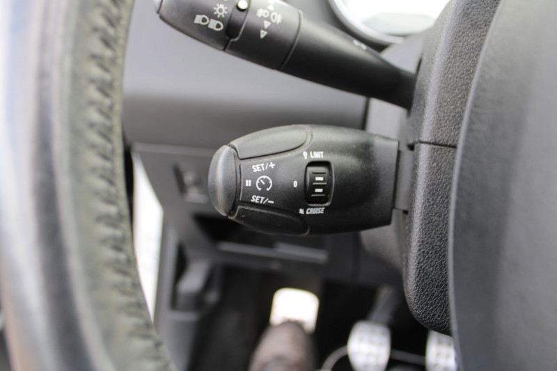 Photo 8 de l'offre de PEUGEOT 308 II CC COUPÃ 1L6 HDI 110 CABRIOLET SPORT BOITE 6V RÃGULATEUR BLUETOOTH GPS 3D  NACREÃ à 9800€ chez Bougel transactions