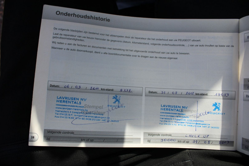 Photo 18 de l'offre de PEUGEOT 308 II CC COUPÃ 1L6 HDI 110 CABRIOLET SPORT BOITE 6V RÃGULATEUR BLUETOOTH GPS 3D  NACREÃ à 9800€ chez Bougel transactions