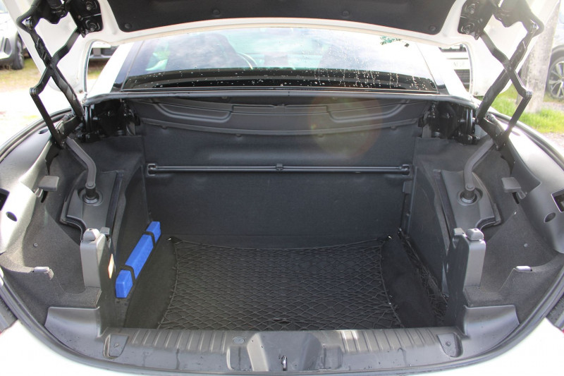 Photo 13 de l'offre de PEUGEOT 308 II CC COUPÃ 1L6 HDI 110 CABRIOLET SPORT BOITE 6V RÃGULATEUR BLUETOOTH GPS 3D  NACREÃ à 9800€ chez Bougel transactions