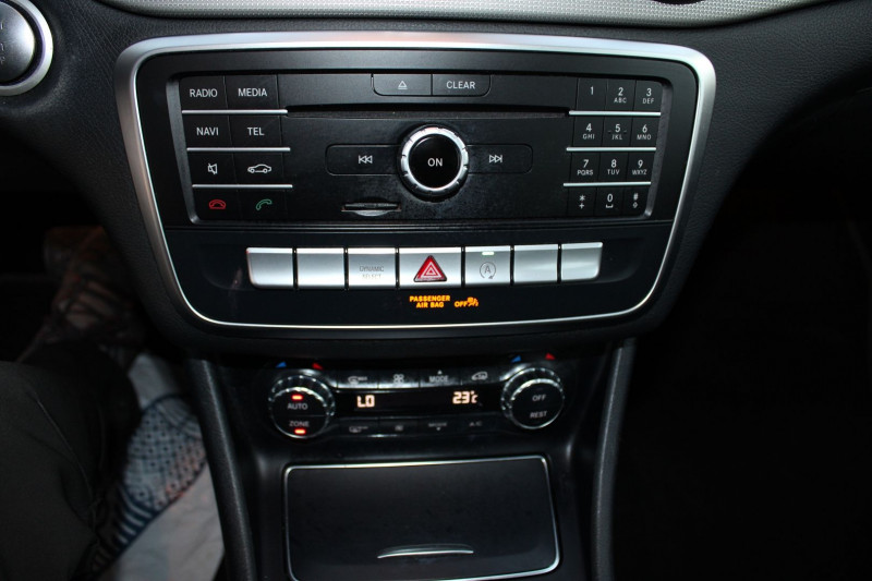 Photo 15 de l'offre de MERCEDES-BENZ GLA SENSATION 180 ESSENCE GPS 3D CAMÃRA USB JA 18 MI/CUIR FULL LED BOITE AUTO 7G-DCT à 18990€ chez Bougel transactions