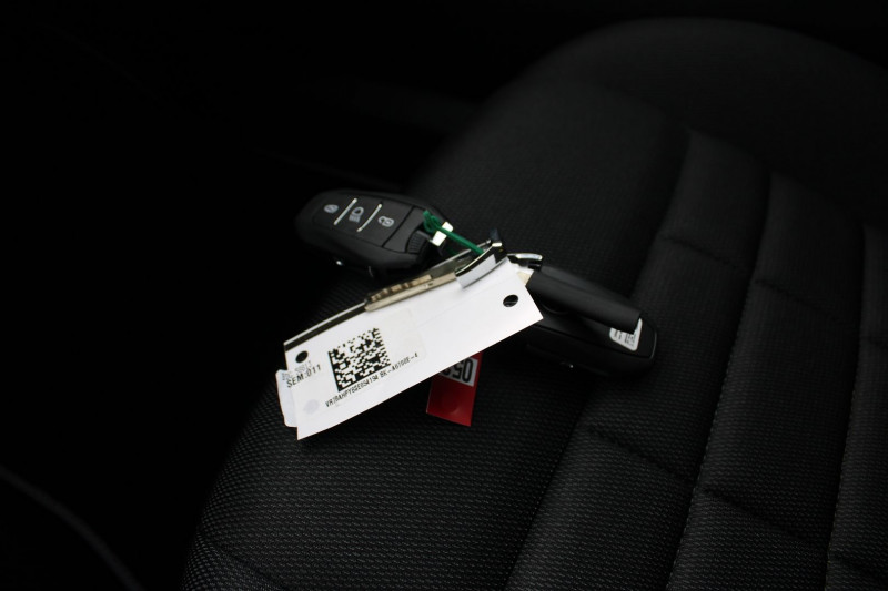 Photo 15 de l'offre de CITROEN C4 PHASE 5 COLLECTION HYBRIDE 145 CV GPS 3D CAMÃRA JA 18 I-COKPIT FULL LED BOITE AUTO DCS-6 à 23990€ chez Bougel transactions