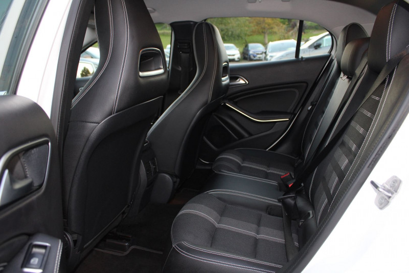 Photo 10 de l'offre de MERCEDES-BENZ GLA SENSATION 180 ESSENCE GPS 3D CAMÃRA USB JA 18 MI/CUIR FULL LED BOITE AUTO 7G-DCT à 18990€ chez Bougel transactions