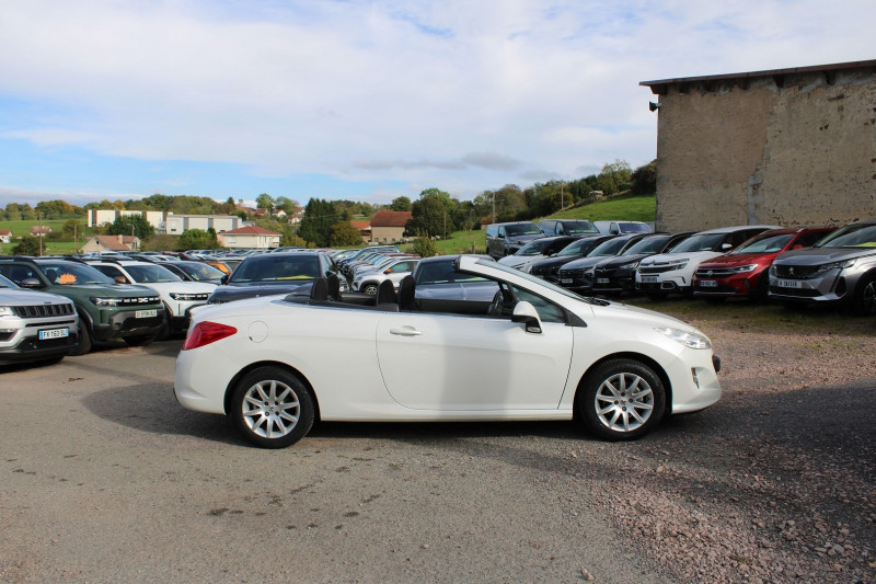 Photo 5 de l'offre de PEUGEOT 308 II CC COUPÃ 1L6 HDI 110 CABRIOLET SPORT BOITE 6V RÃGULATEUR BLUETOOTH GPS 3D  NACREÃ à 9800€ chez Bougel transactions