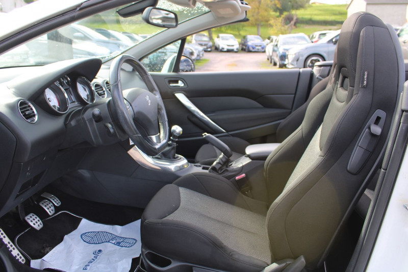 Photo 6 de l'offre de PEUGEOT 308 II CC COUPÃ 1L6 HDI 110 CABRIOLET SPORT BOITE 6V RÃGULATEUR BLUETOOTH GPS 3D  NACREÃ à 9800€ chez Bougel transactions