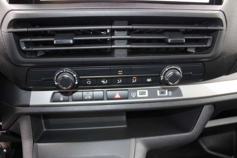 Photo 10 de l'offre de PEUGEOT EXPERT FG 1L5 BLUEHDI 120 DIESEL BOITE 6V GPS 3D USB RÃGULATEUR BLUETOOTH CAMÃRA DOUBLE à 26900€ chez Bougel transactions