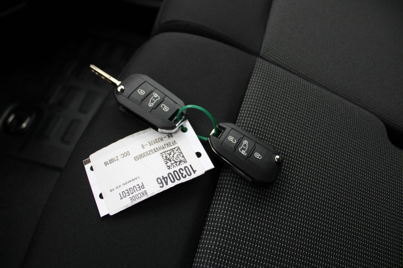 Photo 13 de l'offre de PEUGEOT EXPERT FG 1L5 BLUEHDI 120 DIESEL BOITE 6V GPS 3D USB RÃGULATEUR BLUETOOTH CAMÃRA DOUBLE à 26900€ chez Bougel transactions