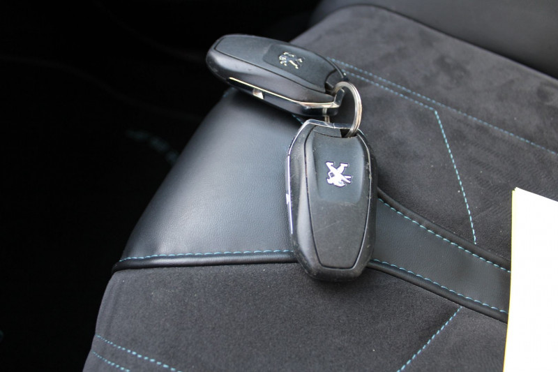 Photo 14 de l'offre de PEUGEOT 3008 III BLUE HDI 120 CV CROSSWAY GPS 3D CAMÃRA USB JA 18 I-COKPIT BLUETOOTH RÃGULATEUR à 14990€ chez Bougel transactions